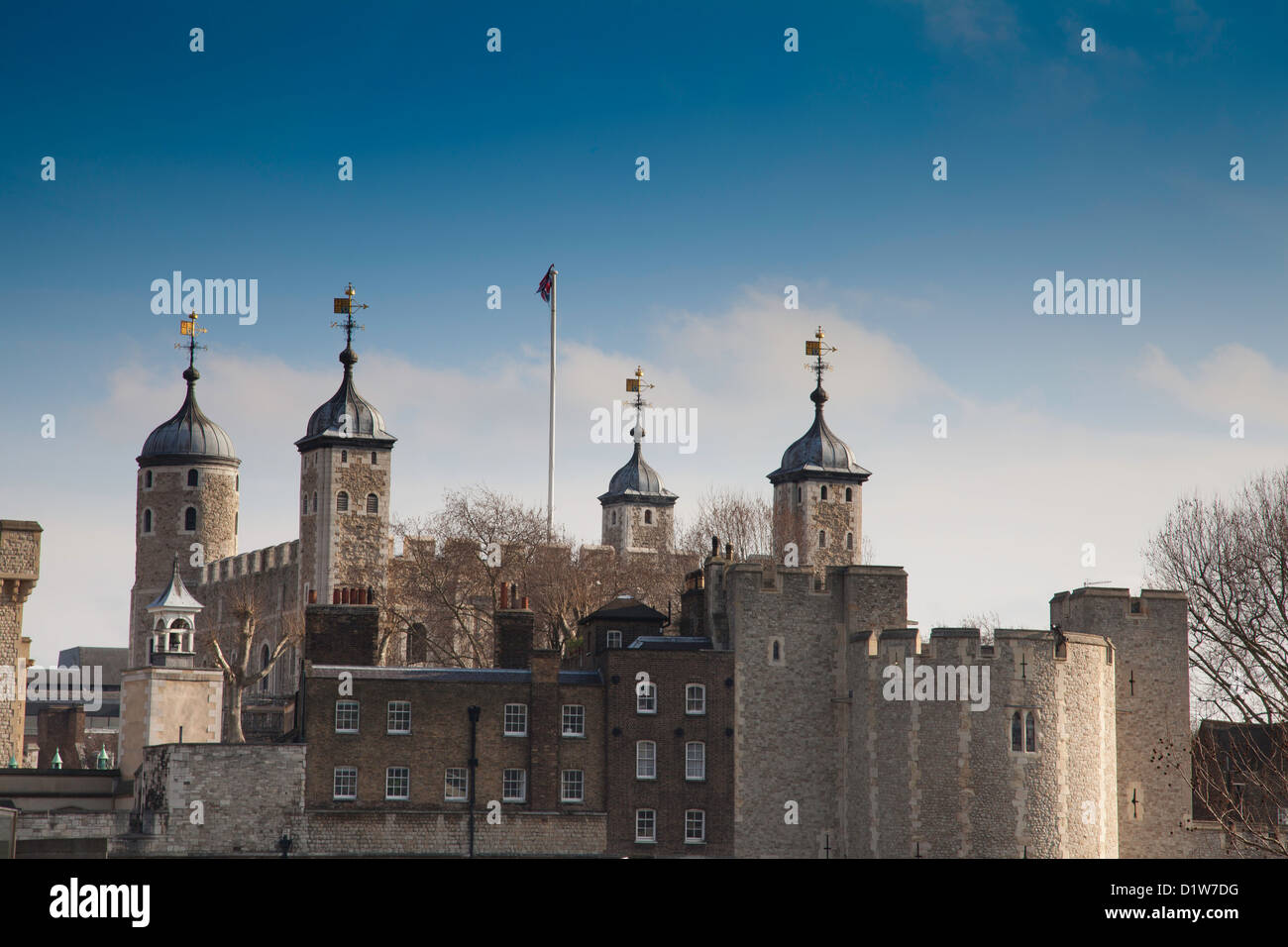 Tower von London an einem knackigen Winter-Nachmittag mit der Sonne reflektiert die Burgmauern Stockfoto