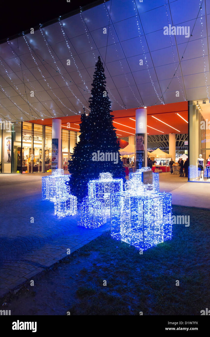 Weihnachtsschmuck in einer italienischen mall Stockfoto