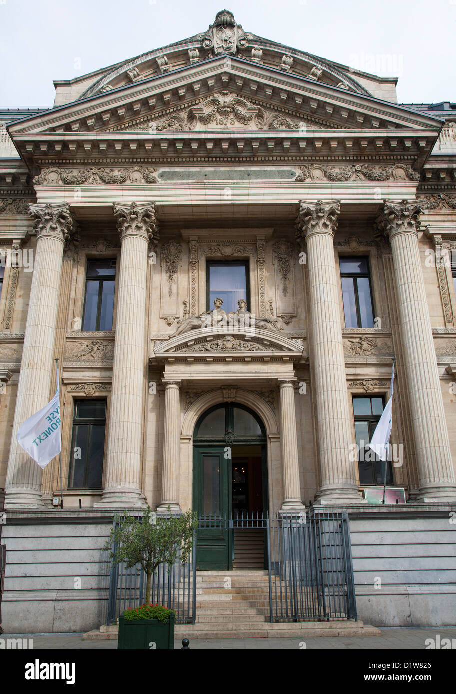 Brüssel - East Portal von der Börse. Das Gebäude wurde von 1868 bis 1873 im Neo-Renaissance-Stil errichtet. Stockfoto