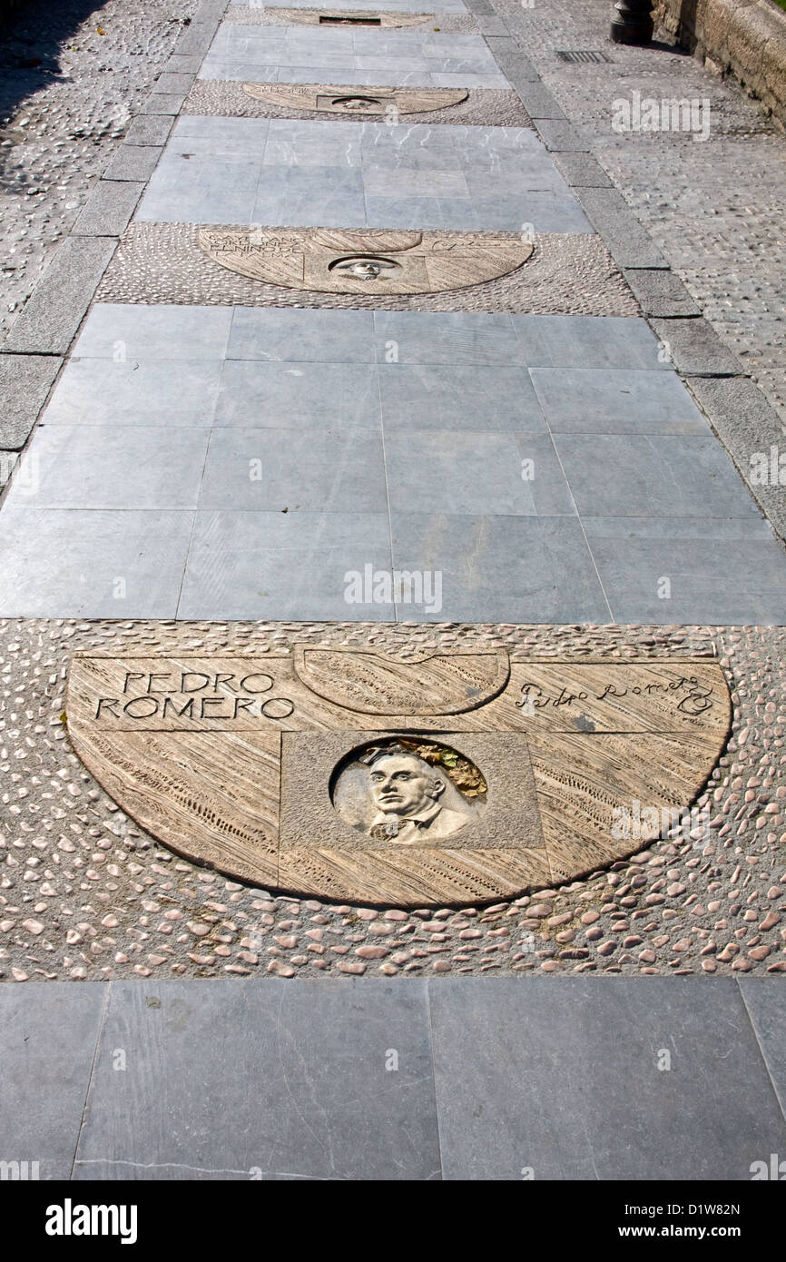 Plaketten, gewidmet berühmten Stierkämpfer, eingelassene Gehweg im öffentlichen Park, Ronda, Andalusien, Spanien Stockfoto