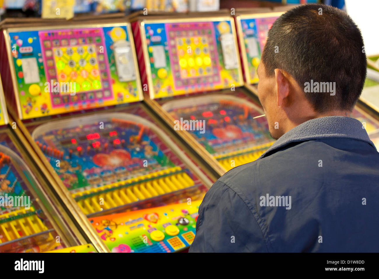 Chinesischer Mann Pin Ball spielen Stockfoto