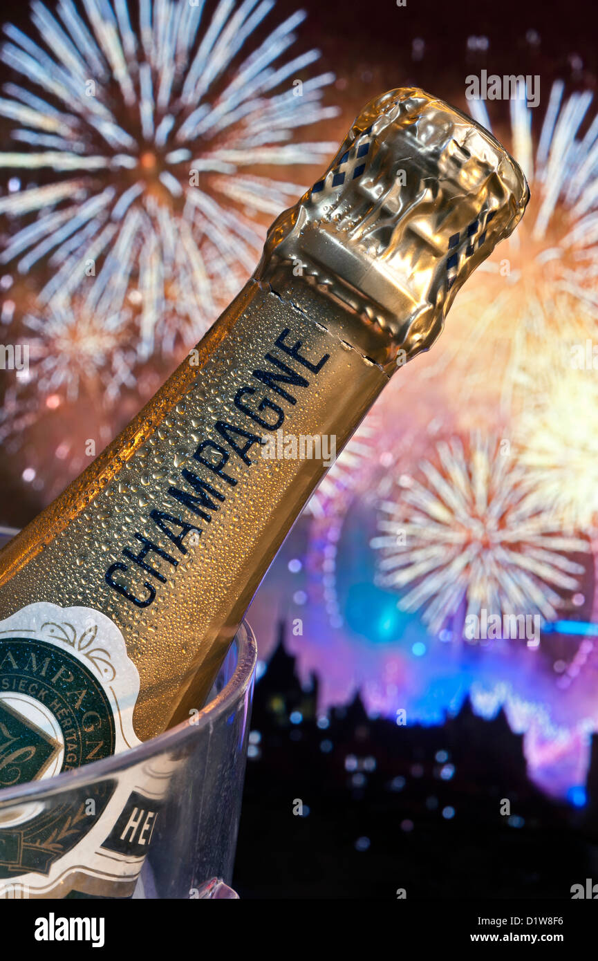 Champagner PARTY FEUERWERK ANSEHEN LONDON EYE Flasche Champagner auf Eis Wein Kühler in der Nacht mit grossen Feier party Feuerwerk hinter Stockfoto