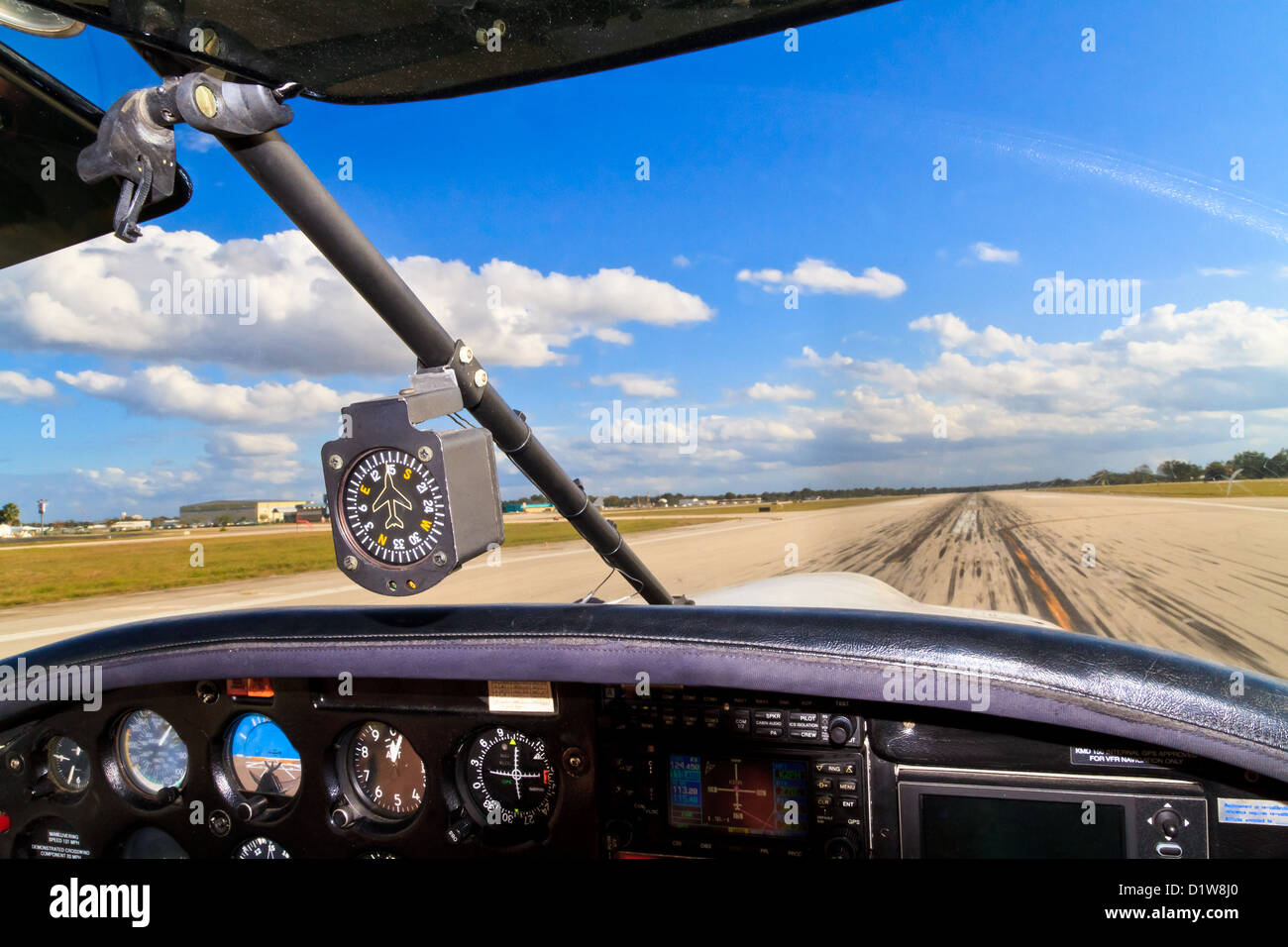 Cockpit-Ansicht von Kleinflugzeugen von Start-und Landebahn Stockfoto