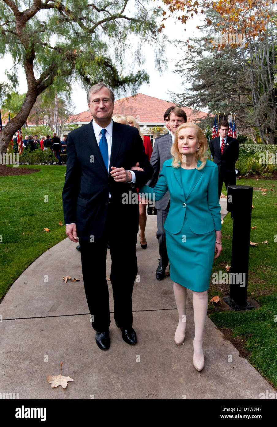 6. Januar 2013 fahren - Yorba Linda, Kalifornien, USA - TRICIA NIXON COX und ihr Mann EDWARD F. COX nach Abschluss der Feierlichkeiten zur hundertjährigen Geburtstagsfeier Richard Nixon. (Kredit-Bild: © Brian Cahn/ZUMAPRESS.com) Stockfoto