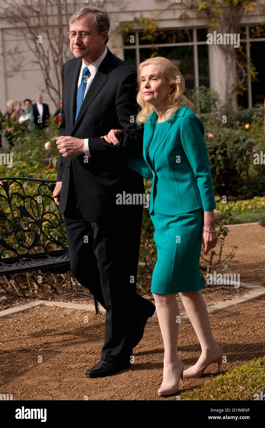 6. Januar 2013 fahren - Yorba Linda, Kalifornien, USA - TRICIA NIXON COX und ihr Mann EDWARD F. COX nach Abschluss der Feierlichkeiten zur hundertjährigen Geburtstagsfeier Richard Nixon. (Kredit-Bild: © Brian Cahn/ZUMAPRESS.com) Stockfoto