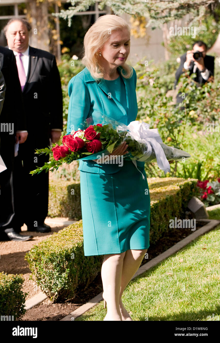 6. Januar 2013 - Yorba Linda, Kalifornien, USA - TRICIA NIXON COX bringt Blumen auf das Grab ihres Vaters während der Zeremonien bei den hundertjährigen Geburtstag Richard Nixon zu platzieren. (Kredit-Bild: © Brian Cahn/ZUMAPRESS.com) Stockfoto