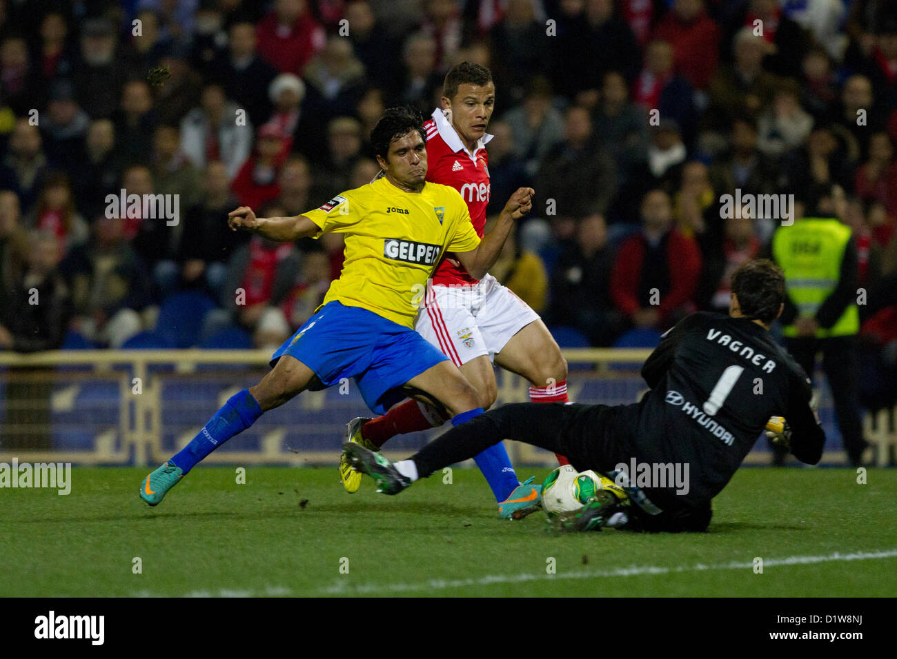 06.01.2013. Lissabon, Portugal.  Lima Benfica nach vorne schießt auf das Tor als Vagner Estoril-Praia Torhüter während das Fußballspiel zwischen Estoril Praia und Benfica im Estoril Praia Stadion in Estoril spart Stockfoto