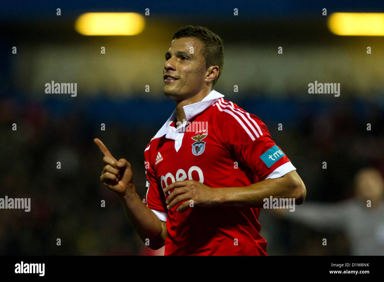 06.01.2013. Lissabon, Portugal. Lima Benfica nach vorne feiert sein Tor während der Fußball-match zwischen Estoril Praia und Benficain der portugiesischen Zon Sagres Liga im Estoril Praia Stadion in Estoril Stockfoto