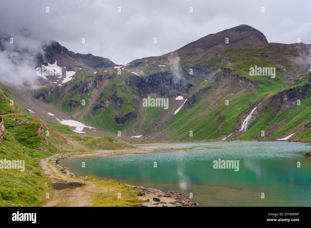 Alpine Landschaft mit schönen See an einem nebeligen Tag (in der Nähe von Berg Großglockner, Österreich) Stockfoto