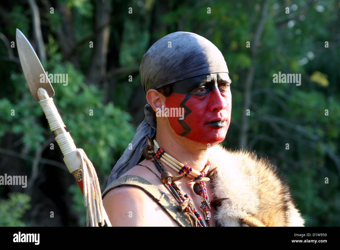 Ein Native American Indian Mann mit Speer und Schild Stockfoto