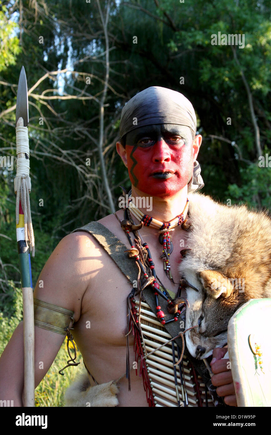 Ein Native American Indian Mann mit Speer und Schild Stockfoto