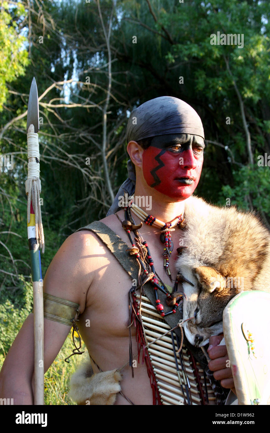 Ein Native American Indian Mann mit Speer und Schild Stockfoto