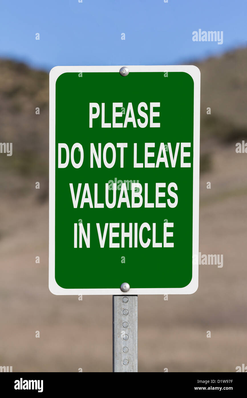 Lassen Sie Wertsachen nicht im Fahrzeug Warnzeichen. Stockfoto