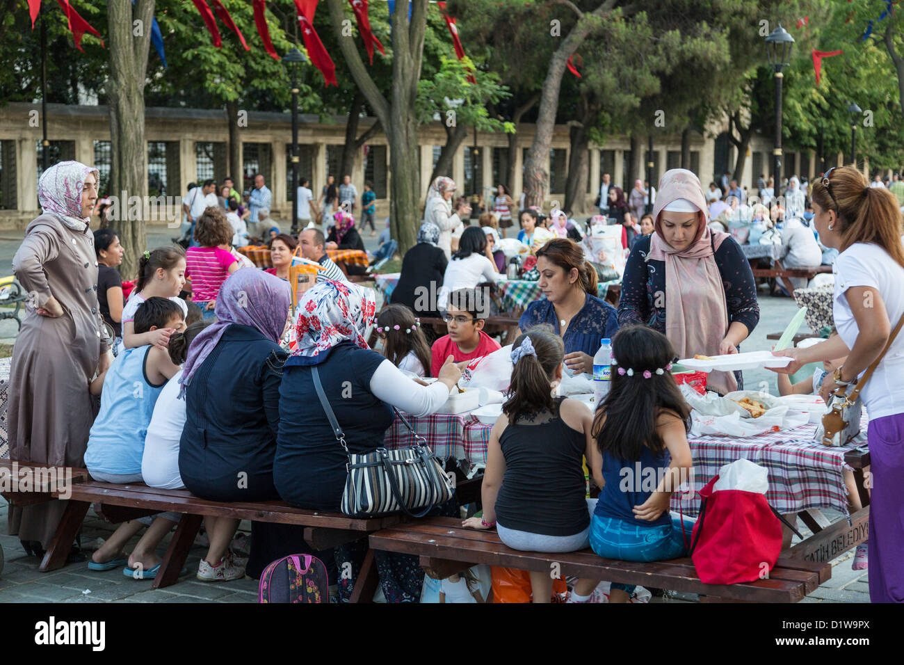 Muslimische Frauen warten auf Sonnenuntergang am Ramadan, Sultan Ahmet-Platz in Istanbul, Türkei Stockfoto