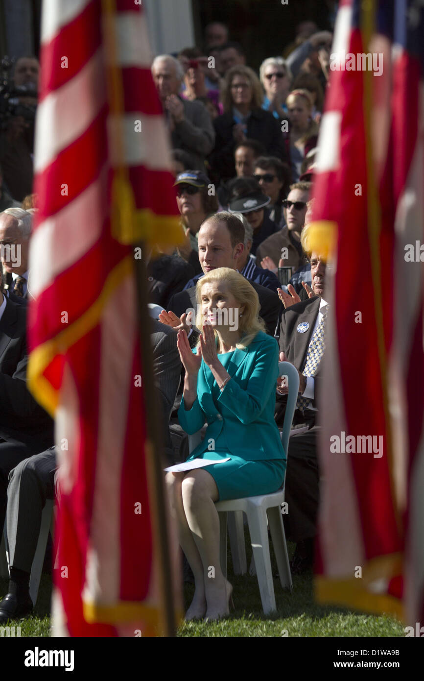 6. Januar 2013 - Los Angeles, Kalifornien (CA, USA - Tricia Nixon Cox, ehemaliger Präsident Nixons älteste Tochter steht vor einen Kranz zu Ehren ihres Vaters während einer Feier des 100. Jahrestages der Geburt des ehemaligen Präsidenten Richard Nixonon Sonntag, 06 Januar 203 an der Richard Nixon Presidential Library und Geburtshaus in Yorba Linda, Kalifornien, USA. (Kredit-Bild: © Ringo Chiu/ZUMAPRESS.com) Stockfoto