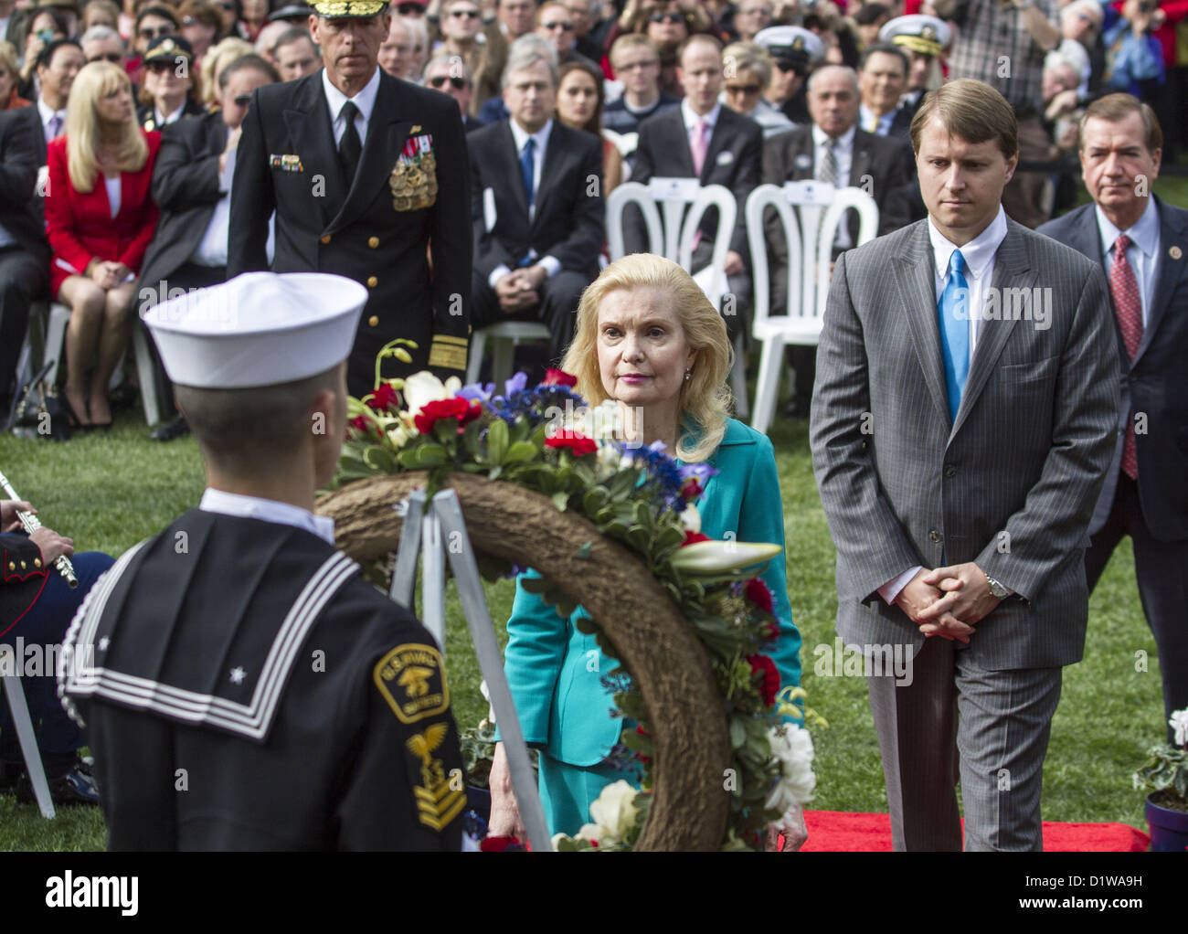 6. Januar 2013 - Los Angeles, Kalifornien (CA, USA - Tricia Nixon Cox, ehemaliger Präsident Nixons älteste Tochter steht vor einen Kranz zu Ehren ihres Vaters während einer Feier des 100. Jahrestages der Geburt des ehemaligen Präsidenten Richard Nixonon Sonntag, 06 Januar 203 an der Richard Nixon Presidential Library und Geburtshaus in Yorba Linda, Kalifornien, USA. (Kredit-Bild: © Ringo Chiu/ZUMAPRESS.com) Stockfoto