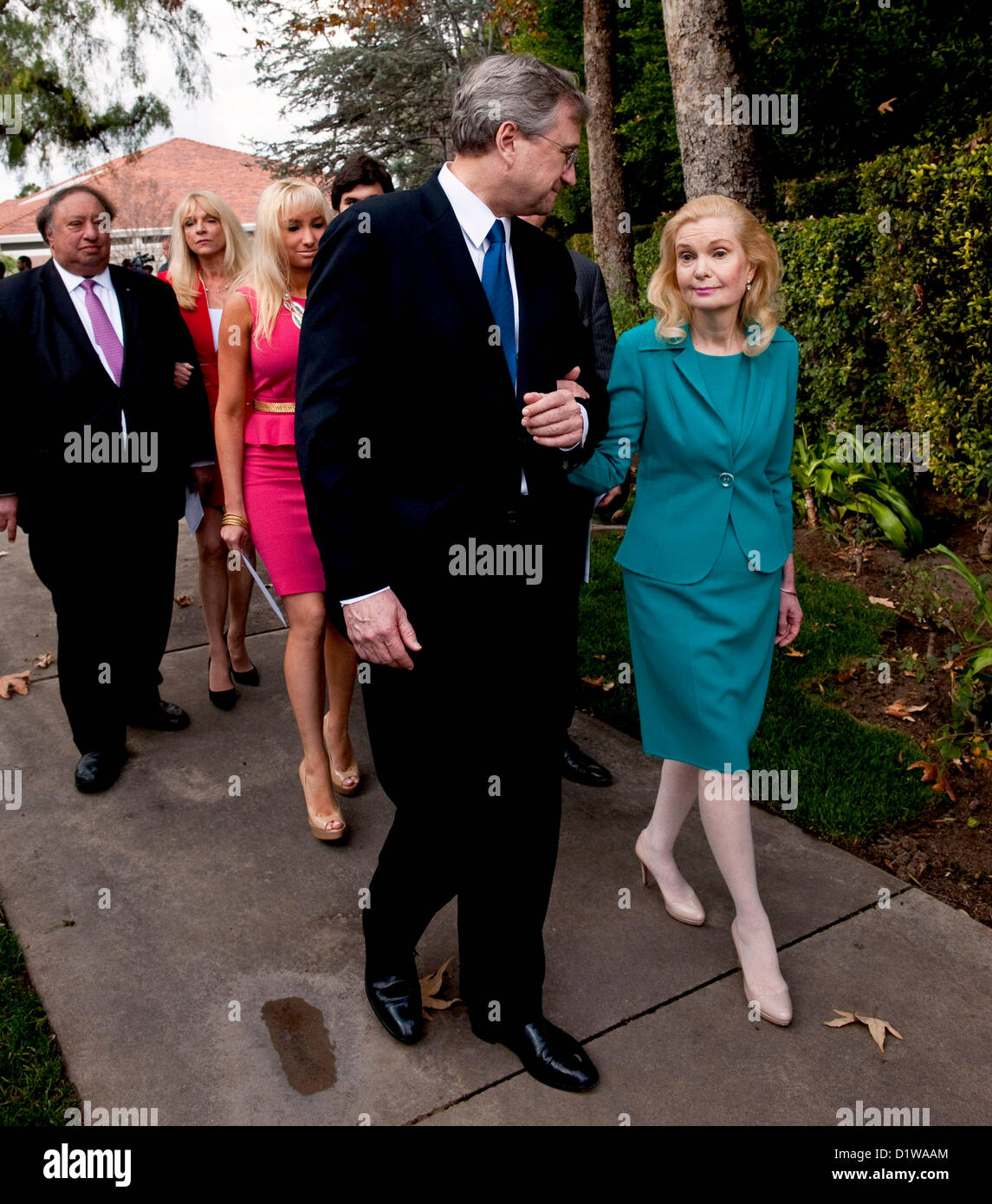 6. Januar 2013 fahren - Yorba Linda, Kalifornien, USA - TRICIA NIXON COX und ihr Mann EDWARD F. COX nach Abschluss der Feierlichkeiten zur hundertjährigen Geburtstagsfeier Richard Nixon auf die Nixon Presidential Library. (Kredit-Bild: © Brian Cahn/ZUMAPRESS.com) Stockfoto