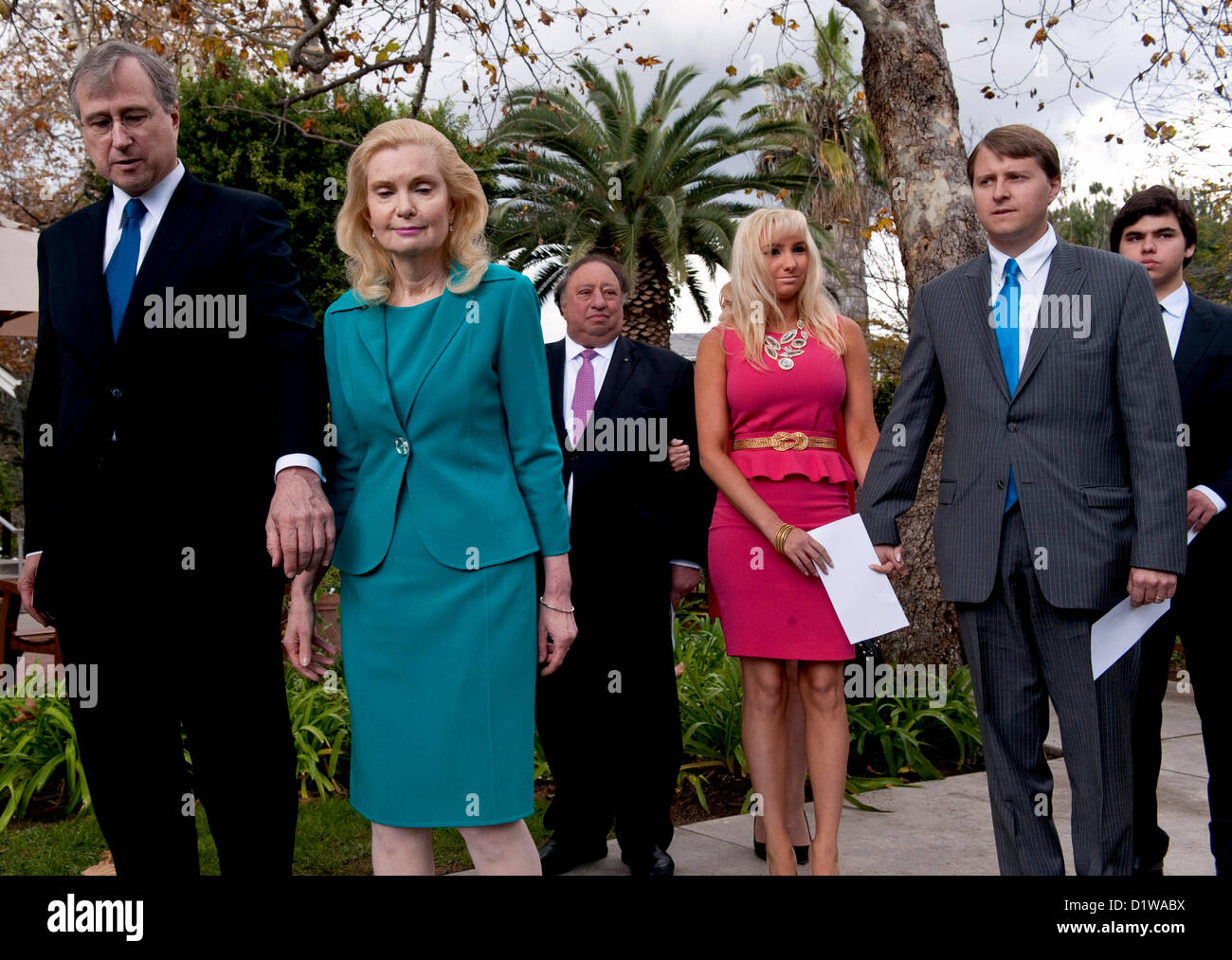 6. Januar 2013 fahren - Yorba Linda, Kalifornien, USA - TRICIA NIXON COX, ihrem Mann EDWARD F. COX und Familienmitglieder nach Abschluss der Feierlichkeiten zur hundertjährigen Geburtstagsfeier Richard Nixon auf die Nixon Presidential Library. (Kredit-Bild: © Brian Cahn/ZUMAPRESS.com) Stockfoto