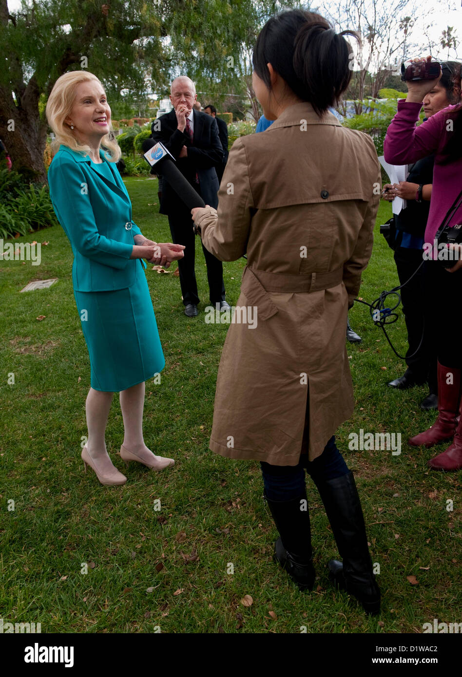 6. Januar 2013 spricht - Yorba Linda, Kalifornien, USA - TRICIA NIXON COX mit chinesischen Medien nach dem Besuch der Richard Nixon Centennial Geburtstagsfeier bei der Nixon Presidential Library. (Kredit-Bild: © Brian Cahn/ZUMAPRESS.com) Stockfoto