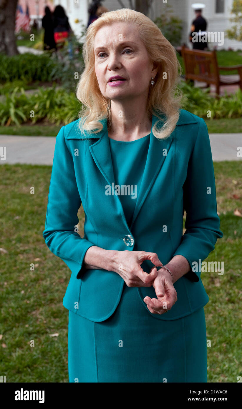 6. Januar 2013 - Yorba Linda, Kalifornien, USA - TRICIA NIXON COX spricht mit den Medien nach dem Besuch der Richard Nixon Centennial Geburtstagsfeier bei der Nixon Presidential Library. (Kredit-Bild: © Brian Cahn/ZUMAPRESS.com) Stockfoto