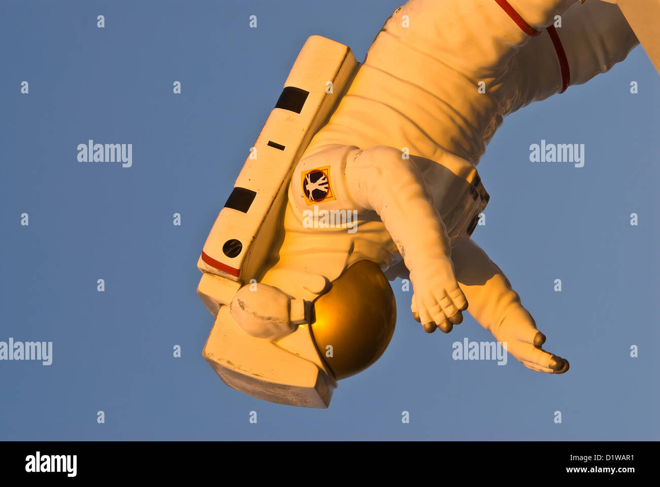 Modell der NASA-Astronauten schweben auf dem Kopf stehend im Raum Schwerelosigkeit Kennedy Space Center Visitor Center, Florida Stockfoto