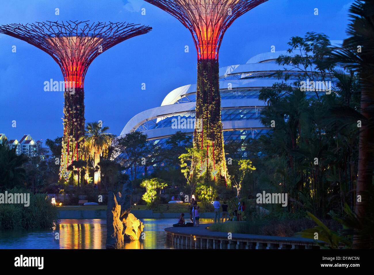 Singapur, Marina Bay, Gärten von der Bucht, Supertrees und Nebelwald Kuppel. Stockfoto