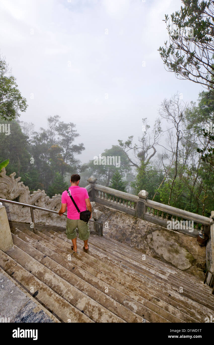 Touristen zu Fuß hinunter Schritte, Ba Na Hügel, Da Nang, Vietnam Stockfoto