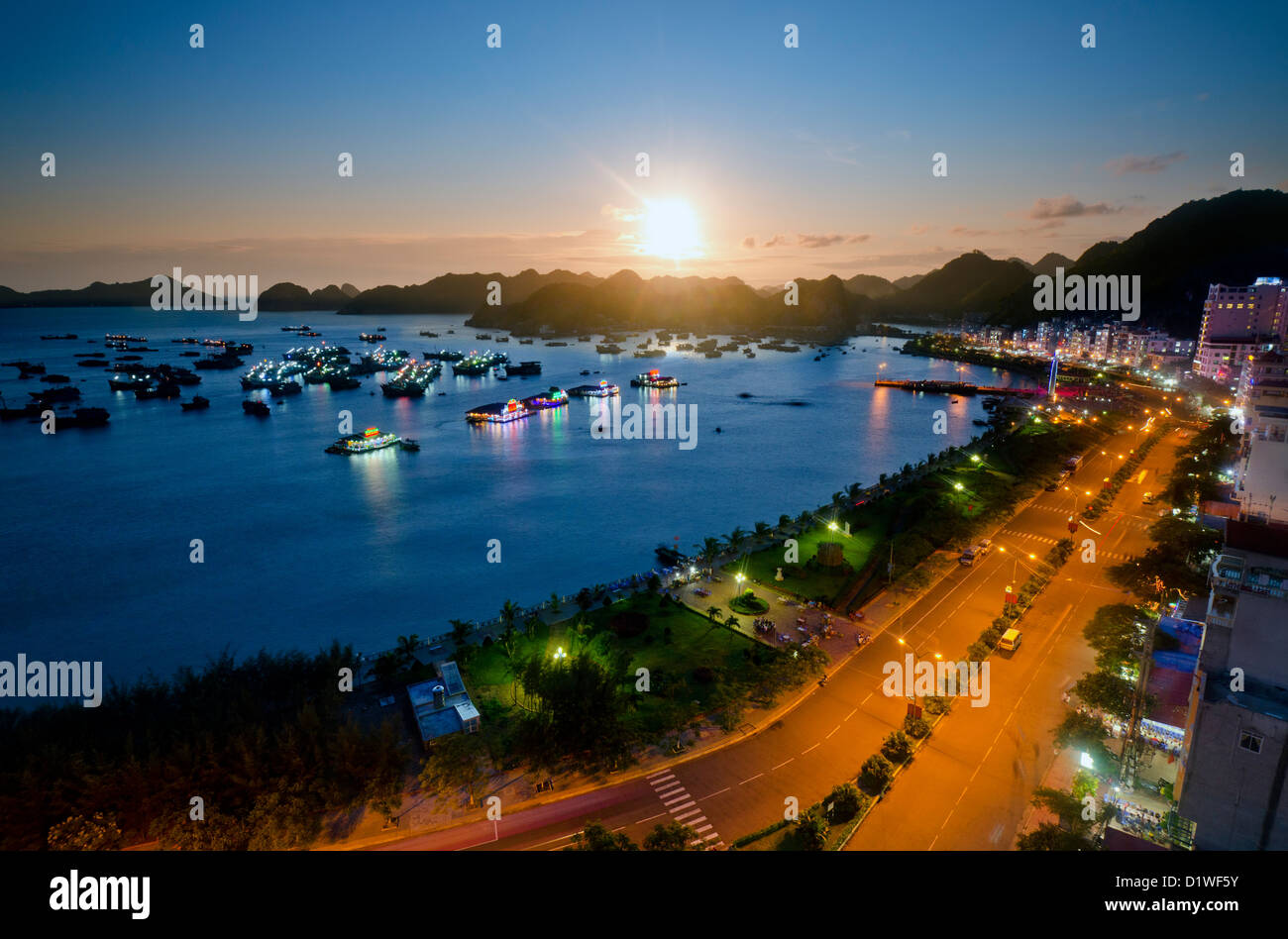 Sonnenuntergang von Cat Ba Bucht mit Blick auf traditionelle Dschunken in Ha Long Bucht, Vietnam Stockfoto