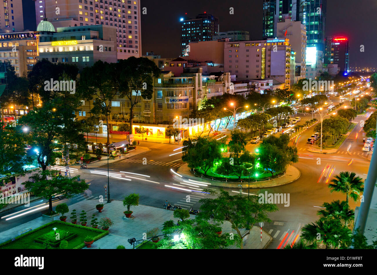 Blured Verkehr bewegt sich um Kreisverkehr, Ho-Chi-Minh-Stadt, Vietnam Stockfoto