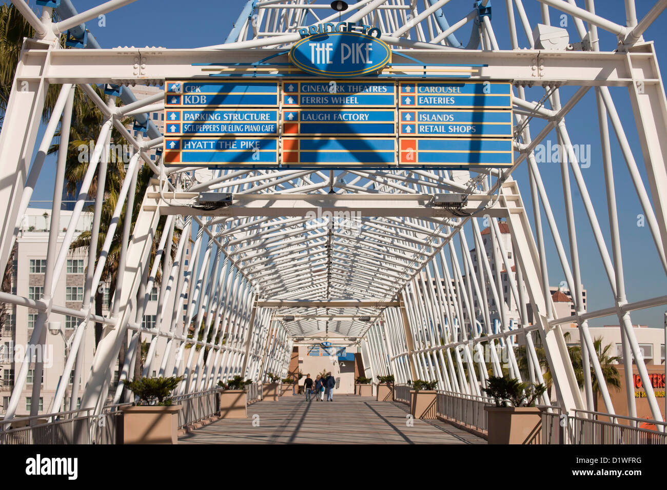 Brücke zu Unterhaltung Zielort The Pike bei Rainbow Harbor, Long Beach, Los Angeles County, Kalifornien, Stockfoto