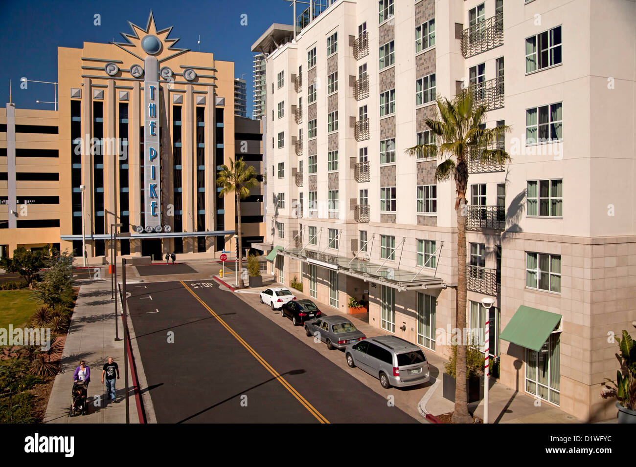 Parkplatz am Unterhaltung Zielort The Pike bei Rainbow Harbor, Long Beach, Los Angeles County, Kalifornien, Stockfoto