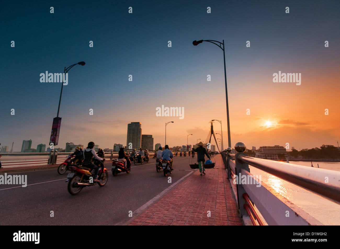 Motorrad-Verkehr auf Song Han Brücke bei Sonnenuntergang, Da Nang, Vietnam Stockfoto