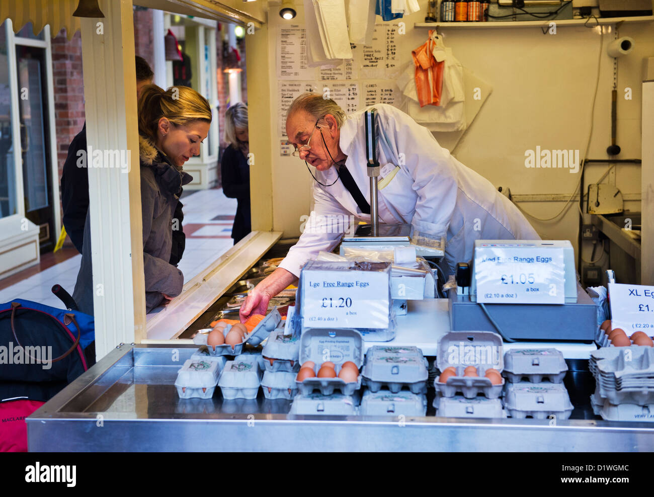 Marktstand, Verkauf von Eiern und Fisch, The Indoor Market Hall, Louth, Lincolnshire, Großbritannien Stockfoto