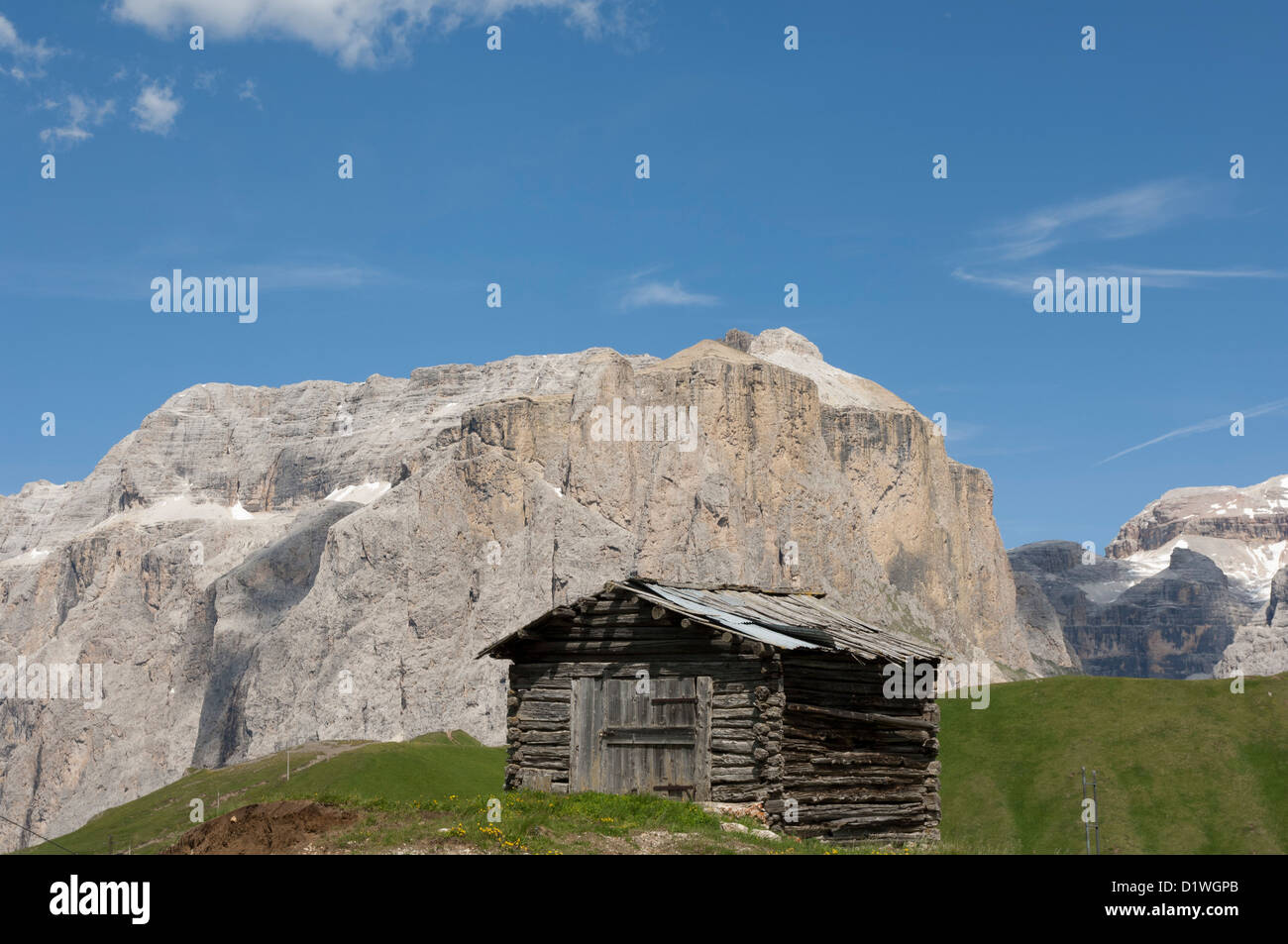 Berghütte mit Sella Gruppe im Hintergrund, Strada del Sella, Passo Sella, Dolomiti, Canazei, Bozen, Trentino Alto Adige Stockfoto