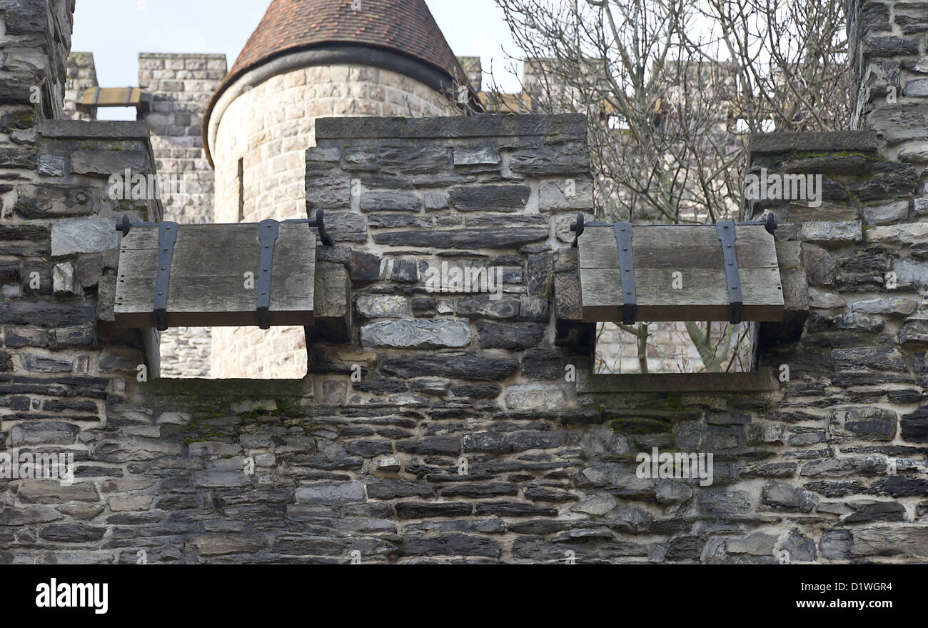 Fensterläden von Lücken in Burg Gravensteen (ca. 1180). Gent, Ostflandern, Belgien Stockfoto