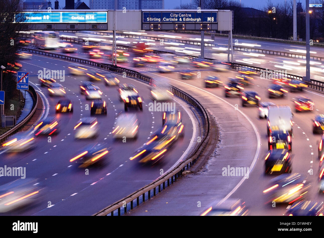Am frühen Morgen Verkehr auf der Autobahn M8 in Glasgow, Scotland, UK Stockfoto