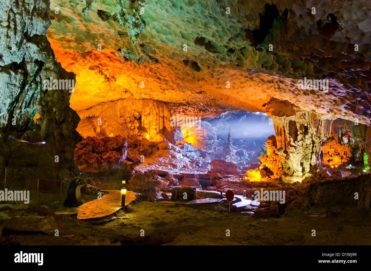 Sung Sot Grotte, Halong Bucht, Vietnam Stockfoto