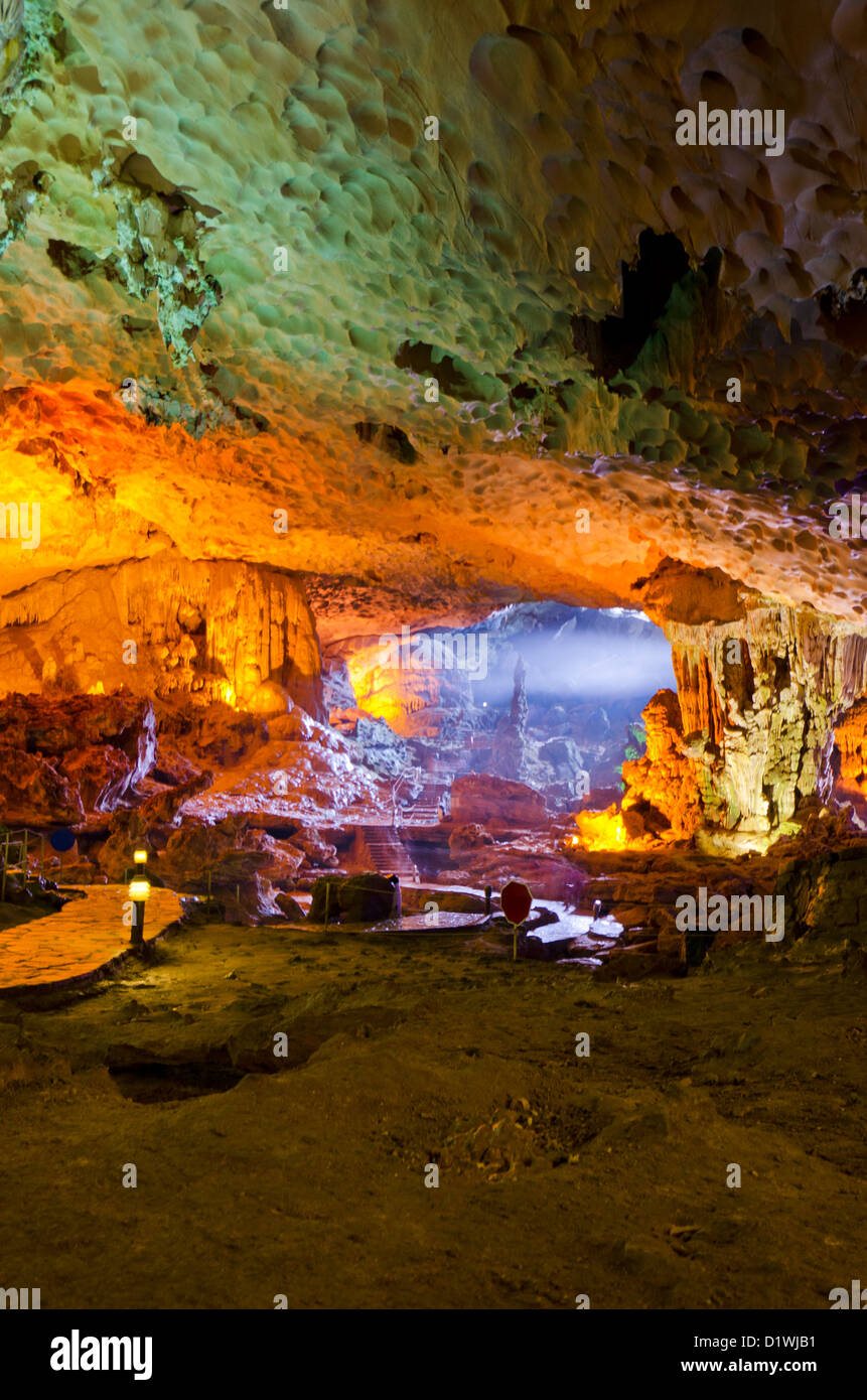 Sung Sot Grotte, Halong Bucht, Vietnam Stockfoto