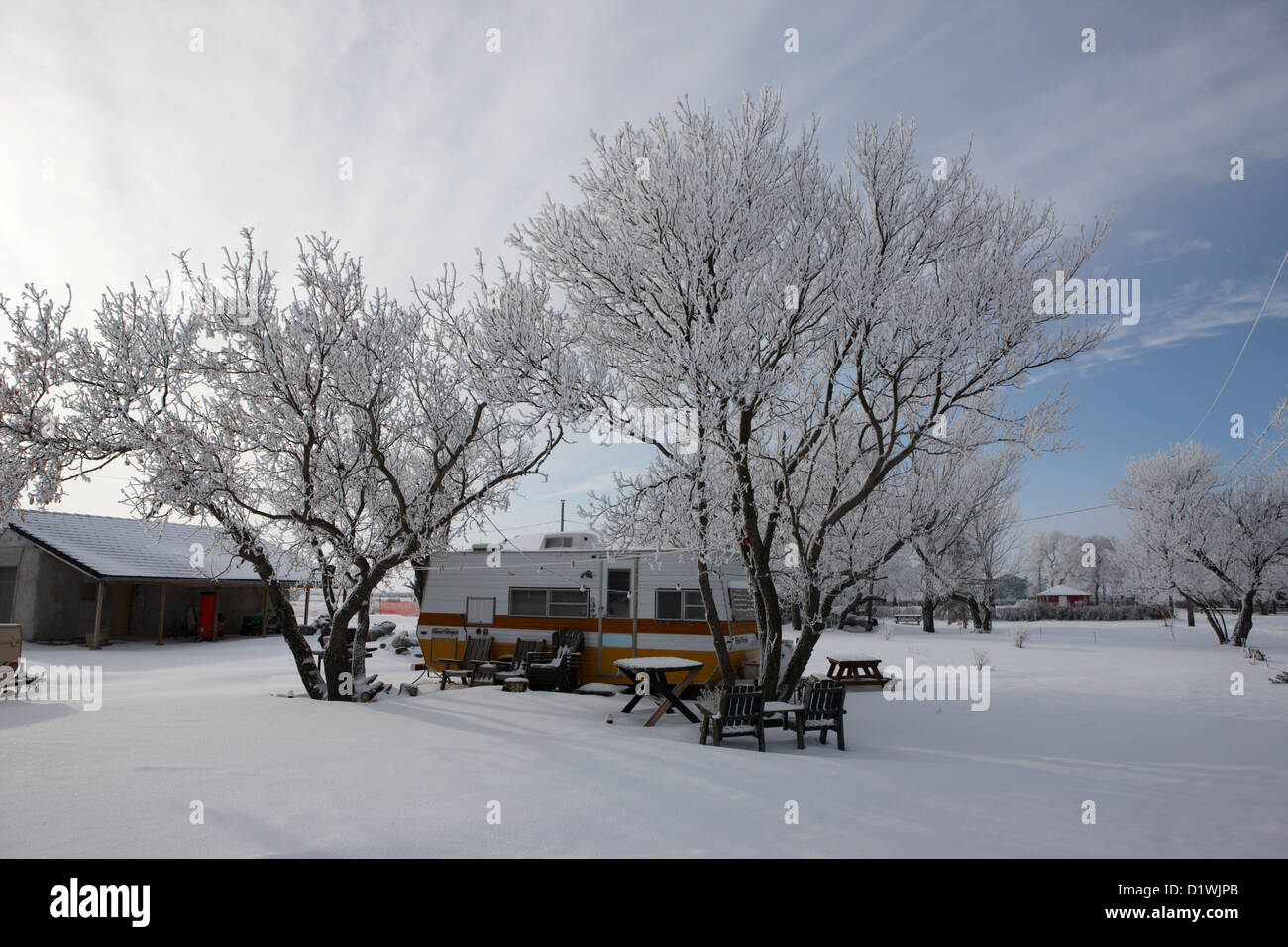 kleinen Wohnwagen Mobilheim mit Schnee im Dorf vergessen Saskatchewan Kanada bedeckt Stockfoto