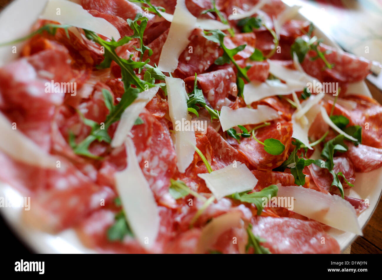 Teller mit italienischen Aufschnitt mit Parmesan und Rucola Stockfoto