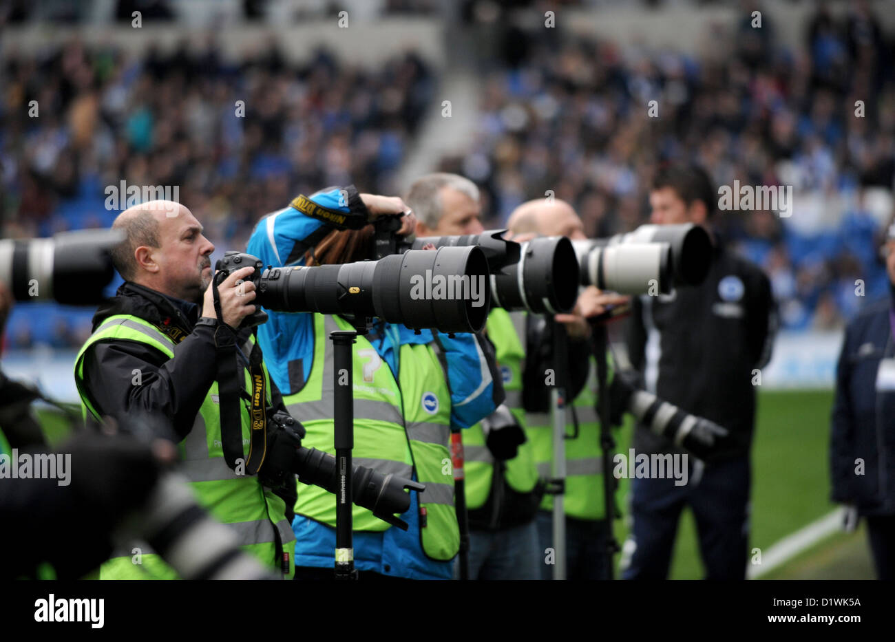 Professionelle Sportfotografen mit Teleobjektiven bei einem Fußballspiel in Brighton, Großbritannien 2013 Stockfoto