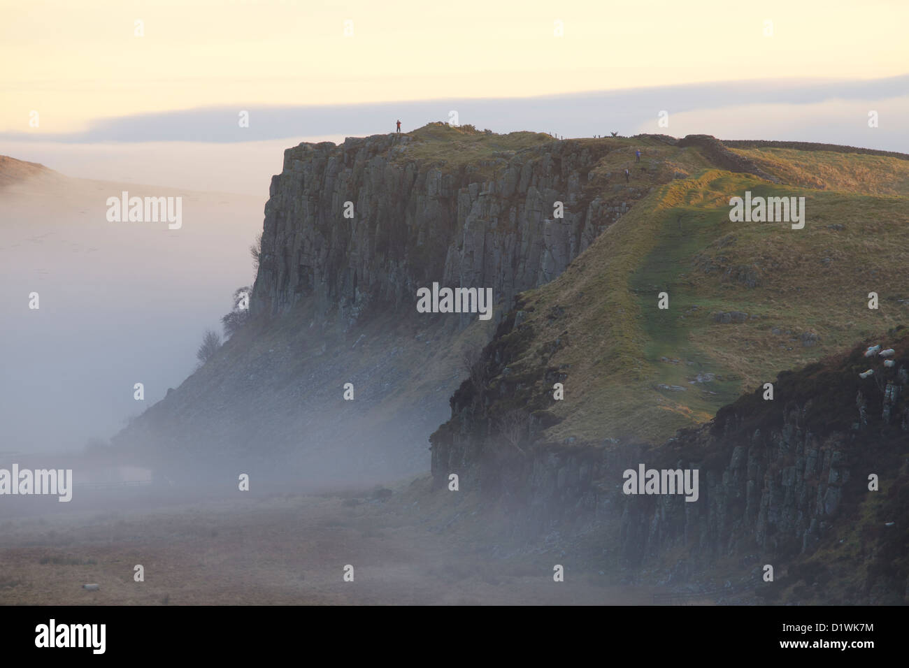 Highshield Klippen und Felsen Lough im Nebel aus Stahl Rigg, der Hadrianswall. Northumbria, (Northumberland), England Stockfoto