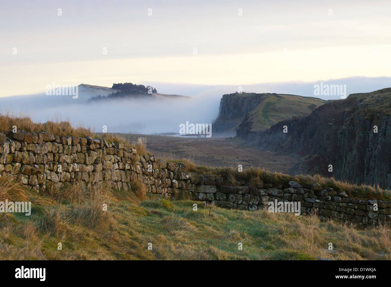 Hot Bank und Highshield Klippen und Felsen Lough im Nebel aus Stahl Rigg, Hadrianswall. Northumbria, (Northumberland), England Stockfoto