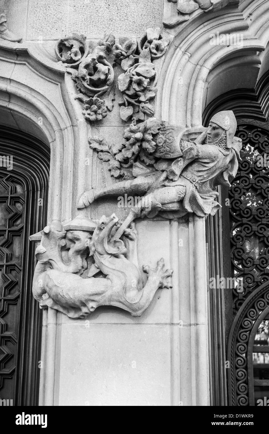 Reich verzierte Architekturdetail in Stein von St. George & der Drache auf der Außenseite des Casa Amatller, Passeig de Gracia, Barcelona Stockfoto