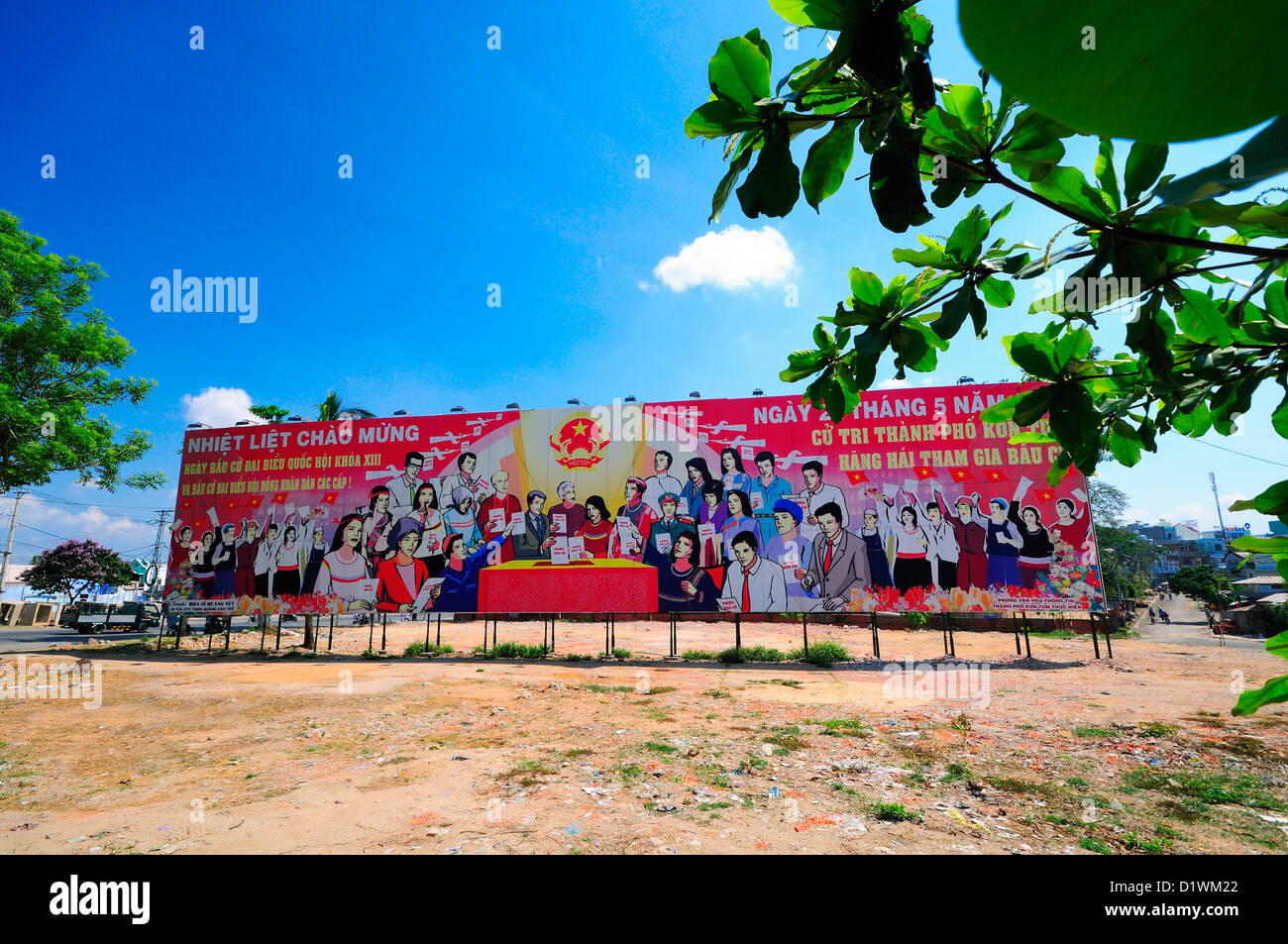 Kommunistischen Billboard die Menschen ermutigen, n bevorstehende Wahlen stimmen. Kon Tum, North Central Highlands, Vietnam Stockfoto