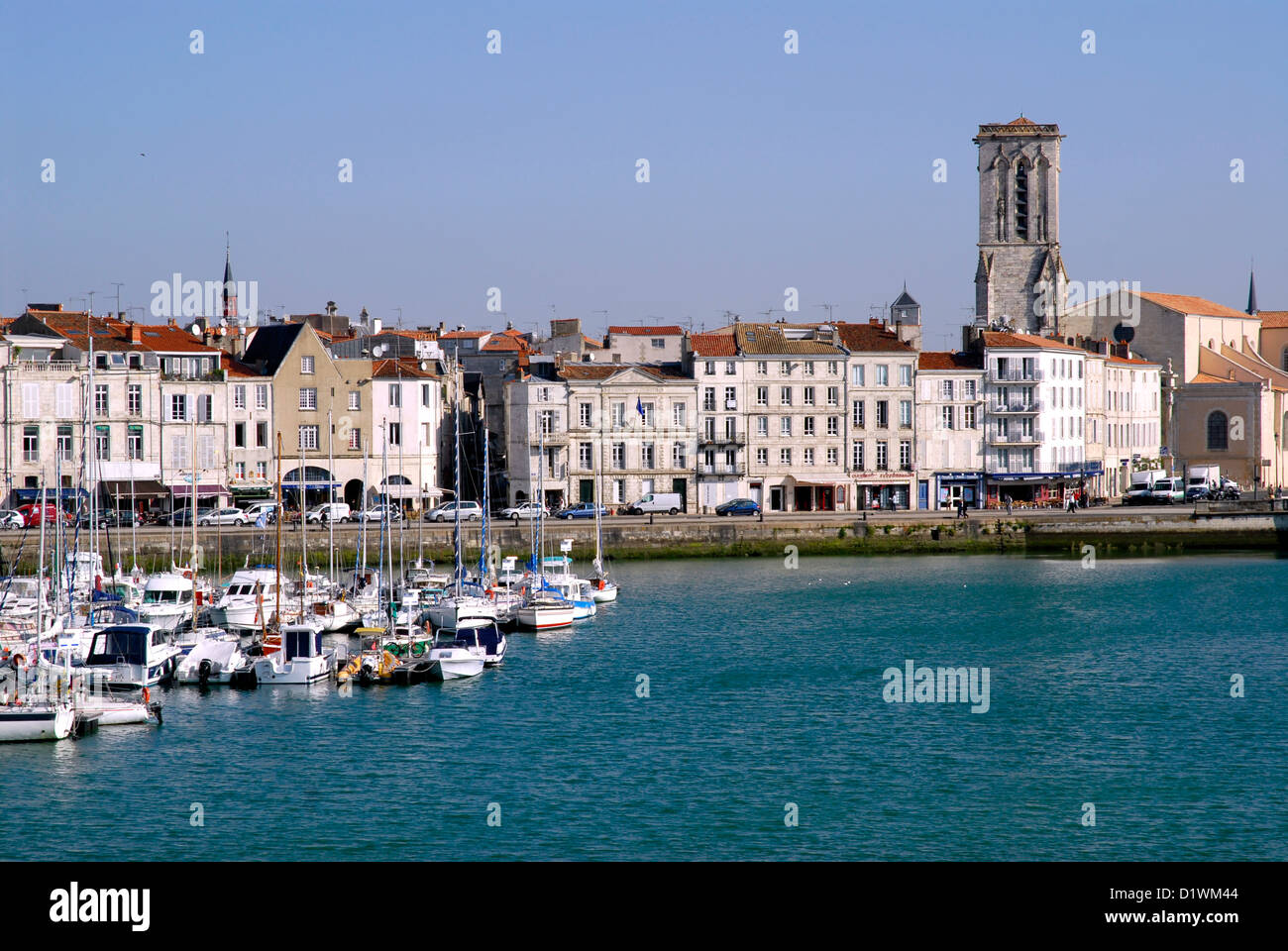 Hafen von La Rochelle in Frankreich mit Gebäude und eine Kirche im Hintergrund, Region Poitou-Charentes Charente Maritime departme Stockfoto