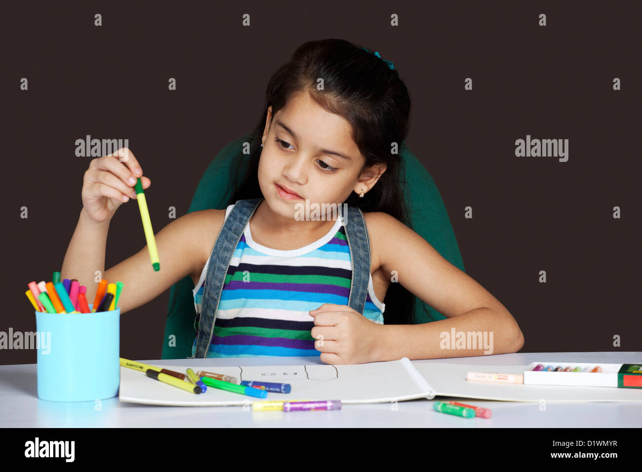 Mädchen, die Auswahl von farbigen Stift Stockfoto