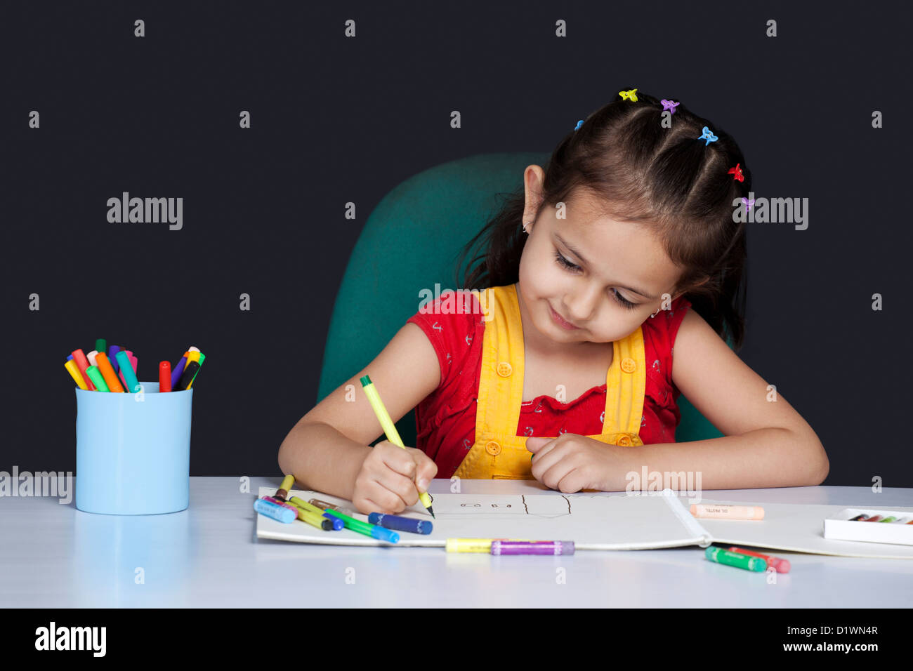 Mädchen mit farbigen Stift zeichnen Stockfoto