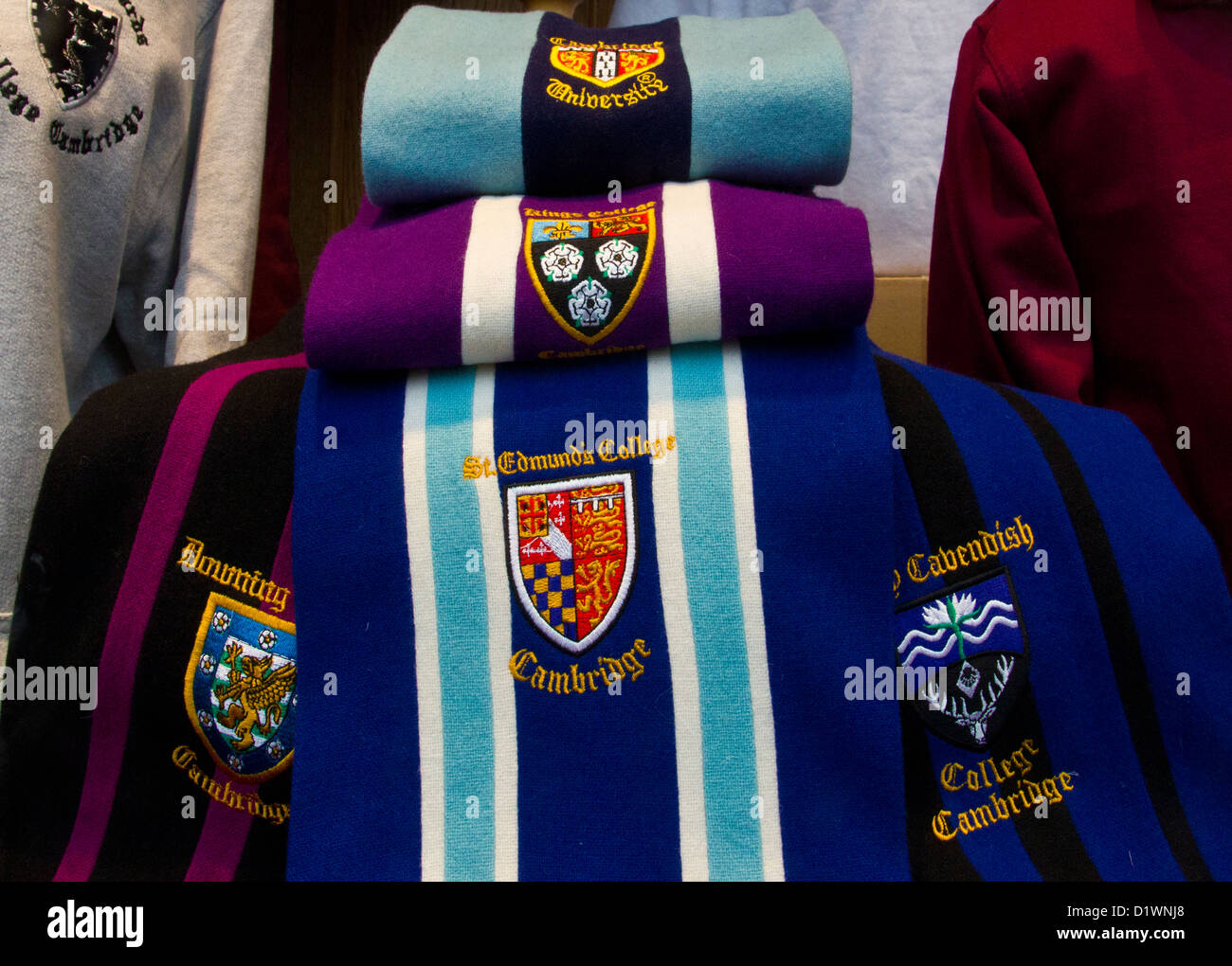 Schaufenster. Universität Cambridge Schal Schals und Kleidung der Universität Stockfoto