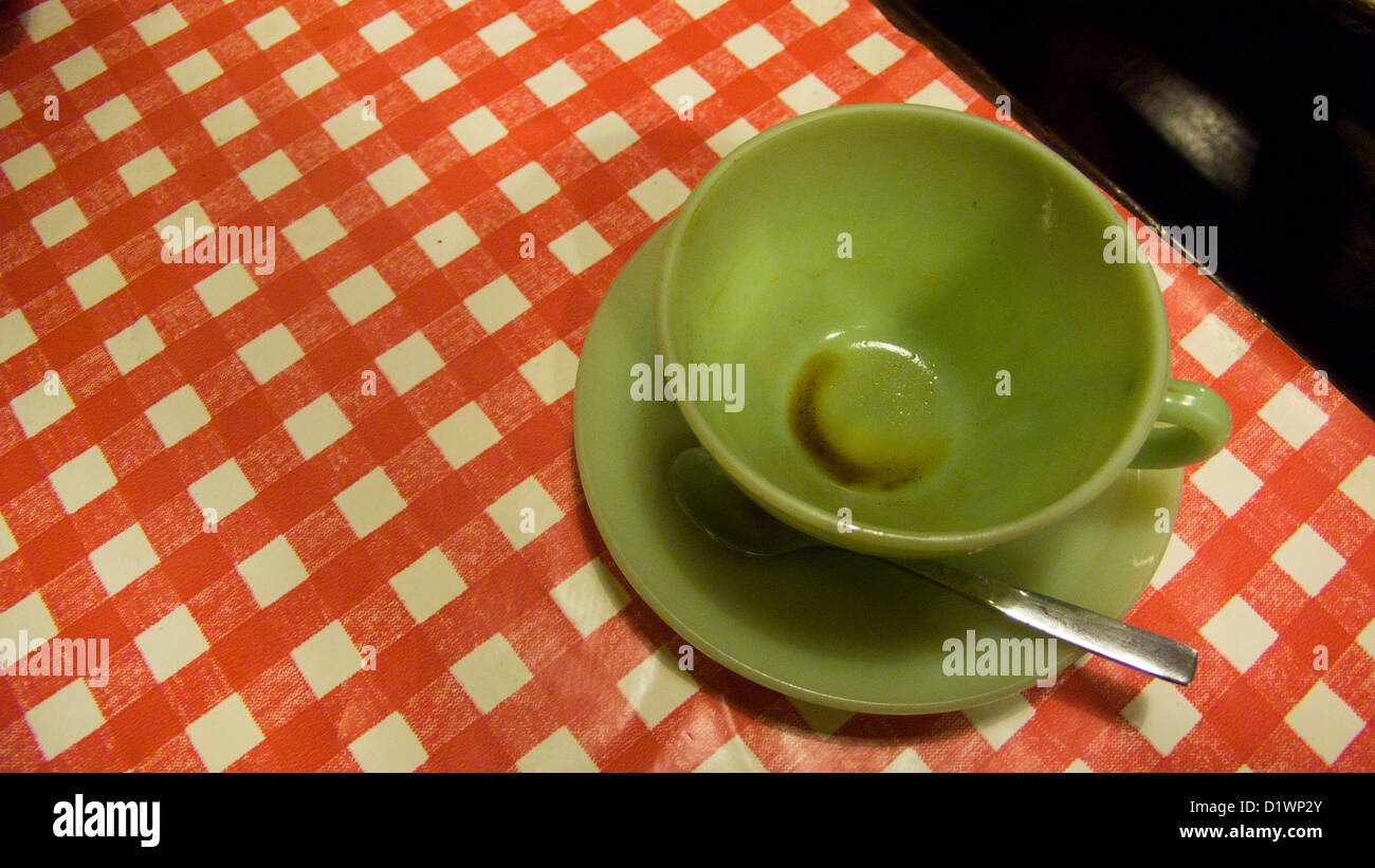 Leere grüne Kaffeetasse, rote überprüfen, Tischdecke, Café, Paris, Frankreich Stockfoto